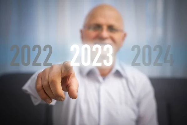 Degetul Apăsând Butonul Pornire Albastru 2023 Interfața Virtuală Fundal Gri — Fotografie, imagine de stoc