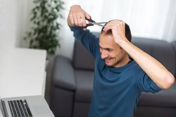 Shaggy Ember Megpróbálja Levágni Saját Haját Ollóval Videó Leckékkel Egy — Stock Fotó
