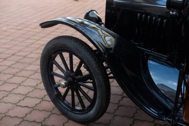 Eski araba sergide kalıyor..