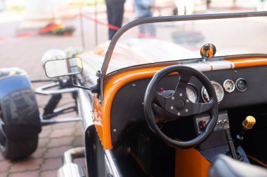 Eski araba sergide kalıyor..