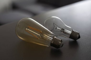 Enerji tasarrufu kavramı. Gri arkaplanda ışıklı ampul