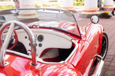 Eski araba sergide kalıyor..