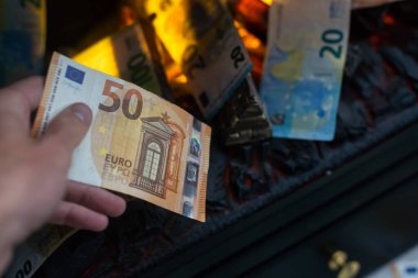 para yakıyor. alevler içinde yanan euro banknot.