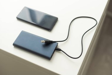 Mobil cihazları şarj etmek için güç bankası. Akıllı telefon şarj aleti. Mobil aygıtlar için dış pil