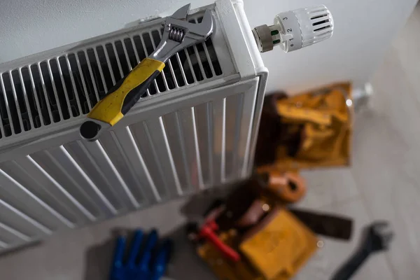 라디에이터에 도구들 실내흰 냉각기를 — 스톡 사진