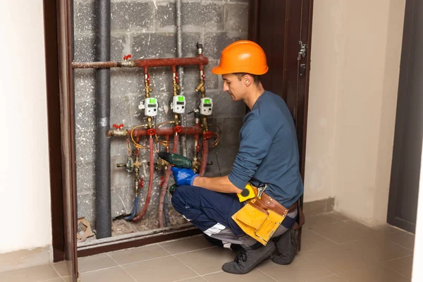 Técnico Inspeccionando Sistema Calefacción Sala Calderas — Foto de Stock