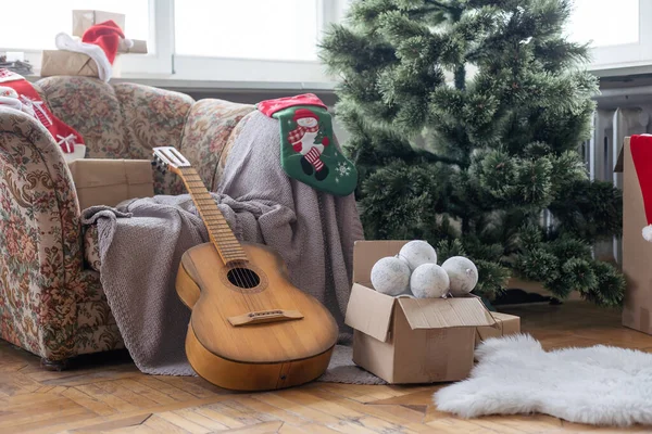 Arka Planda Süslü Noel Ağacı Olan Gitar — Stok fotoğraf