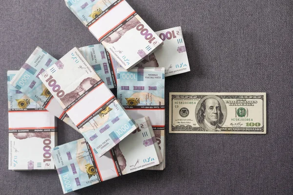 Kontekst Banknotów Dolarowych Hrywien — Zdjęcie stockowe
