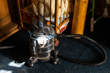 Yerde elektrik süpürgesi var. Evi temizleme.