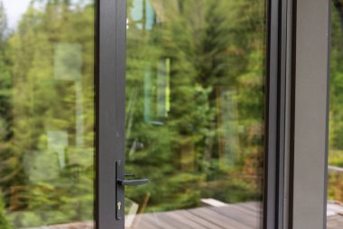 Modern dul camı, siyah alüminyum çerçeveli, modern ev..