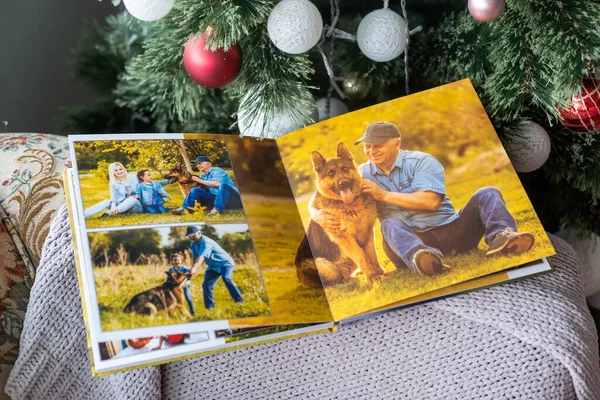 Libro Fotografico Famiglia Vicino All Albero Natale — Foto Stock
