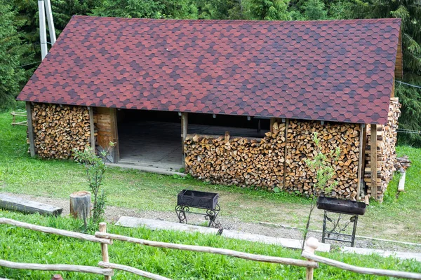 Ein Stapel Gestapeltes Brennholz Vorbereitet Für Die Beheizung Des Hauses — Stockfoto