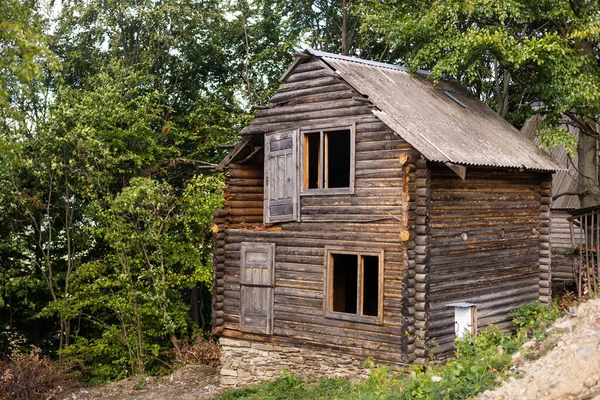 Παλιό Ξύλινο Σπίτι Την Άνοιξη Καρπάθια Βουνά Στην Ουκρανία — Φωτογραφία Αρχείου