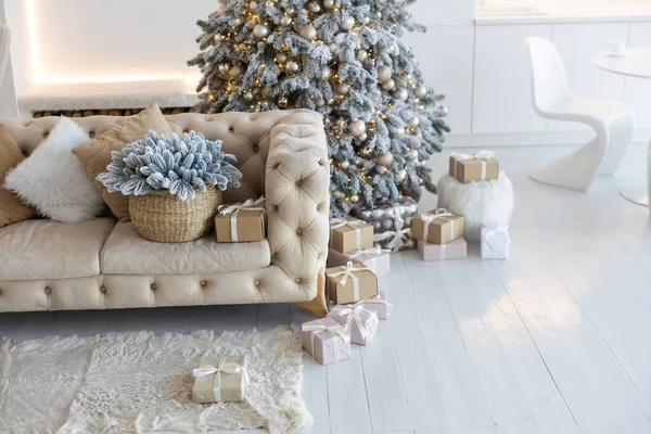 Klasszikus Fehér Karácsonyi Belső Tér Szilveszteri Díszített Szürke Szék Ajándékok — Stock Fotó