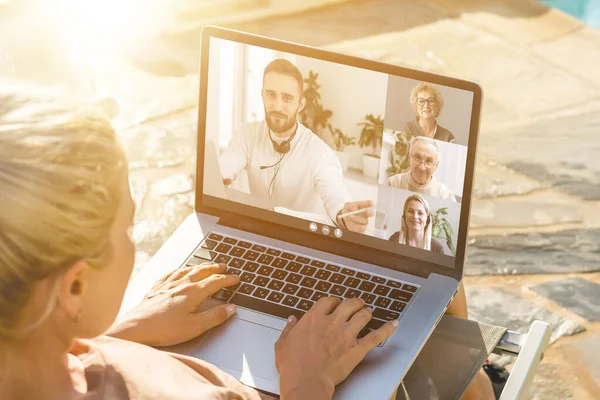 Konferensi Online Rekan Rekan Melalui Laptop Video Panggilan Untuk Pelatihan — Stok Foto