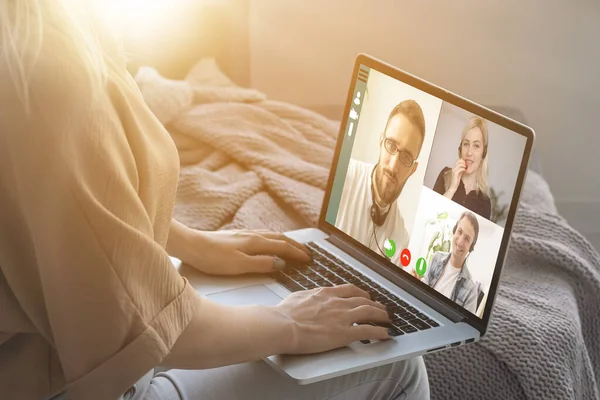 머무는 의사와 비디오 통화를 여자의 뒷모습 디지털 태블릿으로 의사와 회의에 — 스톡 사진
