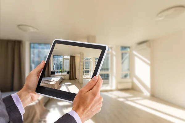 Händerna Håller Tablett Visar Planer Det Färdiga Rummet Modern Lägenhet — Stockfoto
