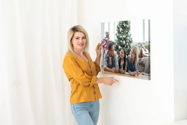 Γυναίκα Κρατώντας Μια Φωτογραφία Καμβά Μια Εικόνα Των Χριστουγέννων — Φωτογραφία Αρχείου