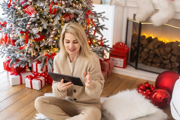 Mujer Con Tableta Fondo Árbol Navidad —  Fotos de Stock