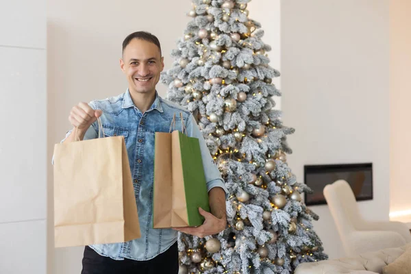 Homem Segurando Pacotes Entrega Natal — Fotografia de Stock