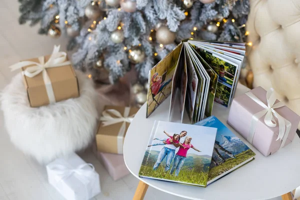 Libros Fotos Viajes Encuentran Cerca Del Árbol Navidad — Foto de Stock