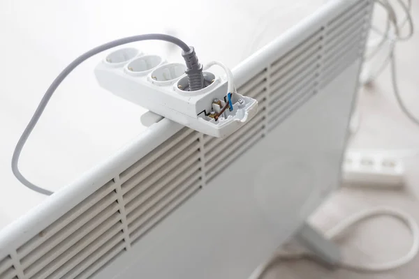 Ηλεκτρικό Βύσμα Θερμάστρας Εισάγεται Στο Καλώδιο Επέκτασης Λευκό Καλοριφέρ Για — Φωτογραφία Αρχείου