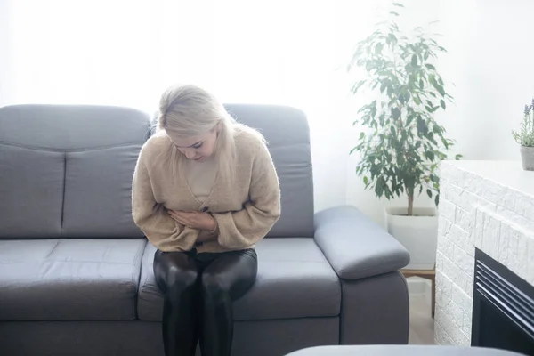 Vrouw Met Buikpijn Bukken Handen Buik Ongemak Door Menstruatiekrampen — Stockfoto