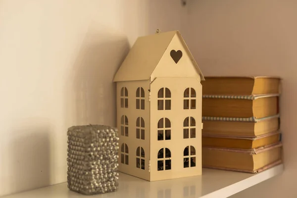 Großaufnahme Eines Hölzernen Miniaturhauses Regal — Stockfoto