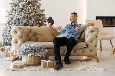 Noel 'de tabletli yakışıklı bir adam.