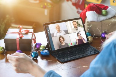 Sanal Noel ağacı toplantı ekibi telgraf çekiyor. Aile video konferansı. Laptop webcam ekran görüntüsü. Takım toplantısı ev ofisinden yapılacak..