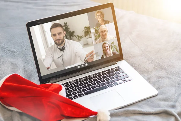 Ofiste Çevrimiçi Video Konferansı Toplantısı İzleniyor. Yüksek kalite fotoğraf