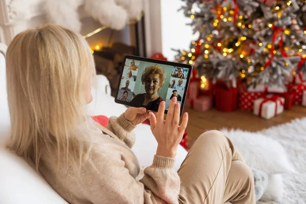 Navidad Vacaciones Línea Mujer Feliz Teniendo Videollamada Con Familia Amigos — Foto de Stock