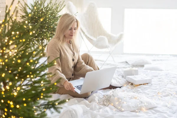 Jovem Feliz Trabalhando Laptop Frente Árvore Natal — Fotografia de Stock