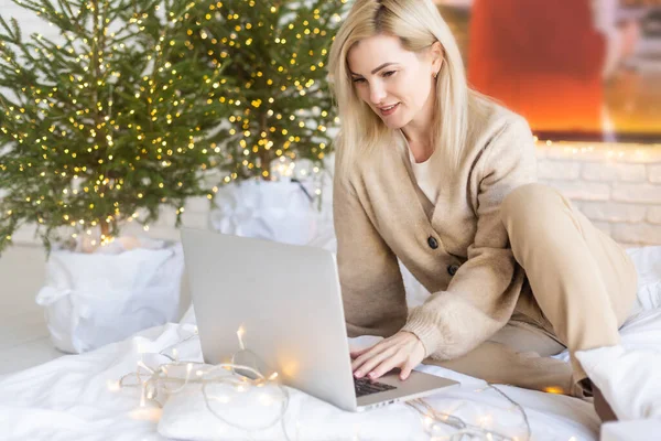 Jovem Feliz Trabalhando Laptop Frente Árvore Natal — Fotografia de Stock