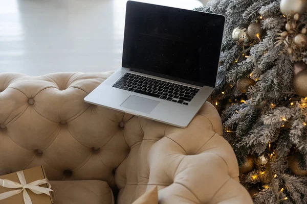 Laptop Vor Verschwommenem Hintergrund Der Weihnachtsbeleuchtung — Stockfoto