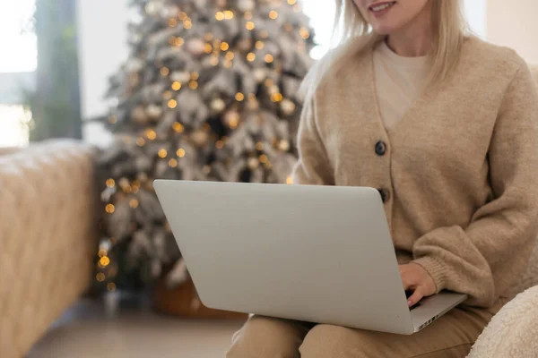Glückliche Junge Frau Arbeitet Laptop Vor Dem Weihnachtsbaum — Stockfoto
