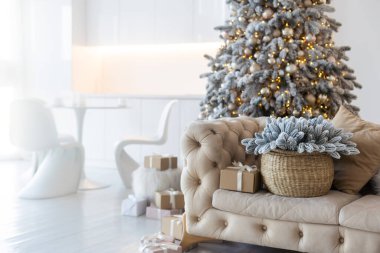 İçinde Noel ağacı olan güzel bir oturma odası..