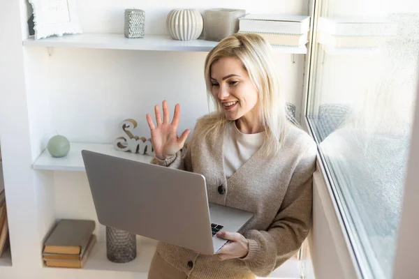 Mulher Bonita Roupas Casuais Usando Laptop Sorrindo Enquanto Trabalhava Dentro — Fotografia de Stock
