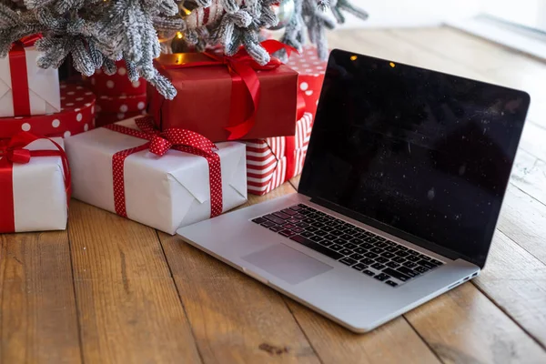 Різдвяний Прикрашений Робочий Простір Ноутбуком Столі Концепція Свята Соціальних Медіа — стокове фото