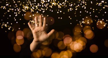 Kız eli ve Bokeh ışıkları ile Noel süslemesi