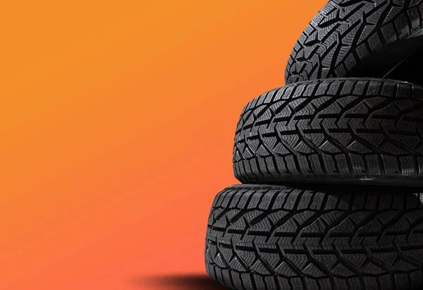 Stapel Neuer Schwarzer Reifen Für Winterliches Autofahren Isoliert Auf Farbigem — Stockfoto