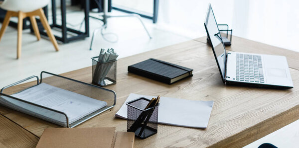 Пустой рабочий стол компьютера с клавиатурой, дневником и другими аксессуарами на белом столе.