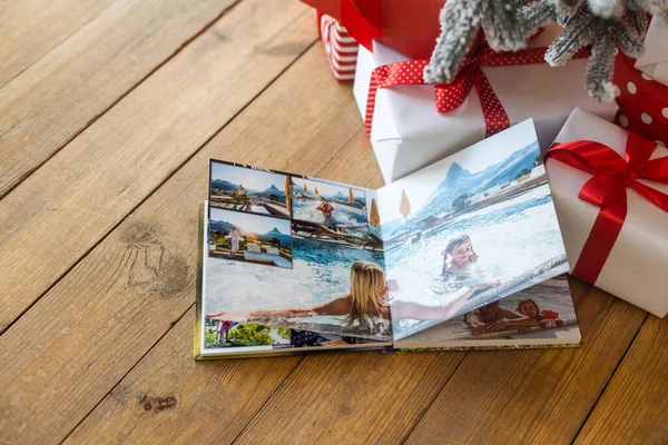 Álbum Libros Fotos Bajo Árbol Navidad Rodeado Regalos Navidad — Foto de Stock