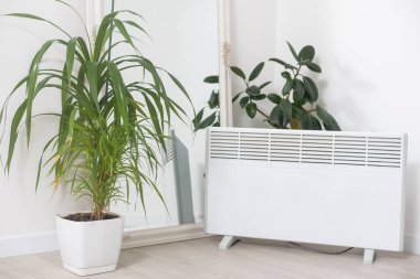 Elektrikli mobil ısıtıcı evde yerde..