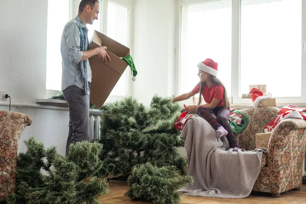 Vater Und Kleine Tochter Schmücken Weihnachtsbaum Zimmer — Stockfoto