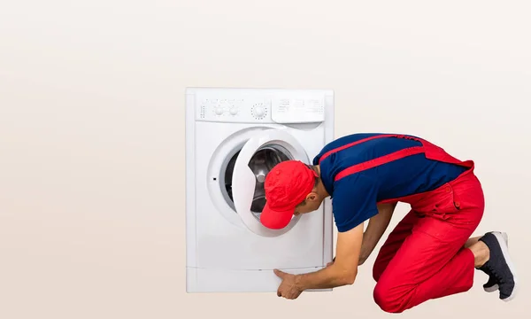 Reparador Está Reparando Uma Máquina Lavar Roupa Fundo Branco — Fotografia de Stock