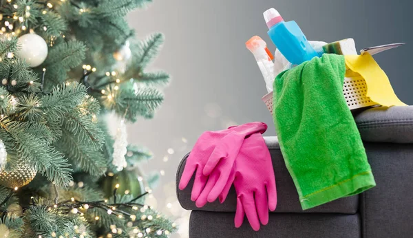 クリスマス前に掃除 多色のクリーニング用品 スポンジ ラグと現代の家の背景に対するお祝いの装飾とスプレー — ストック写真