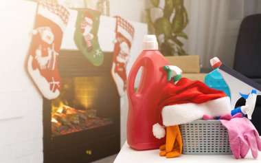 Noel 'den önce temizlik. Çok renkli temizlik malzemeleri. Süngerler, paçavralar ve arka planda süslü püslü spreyler..