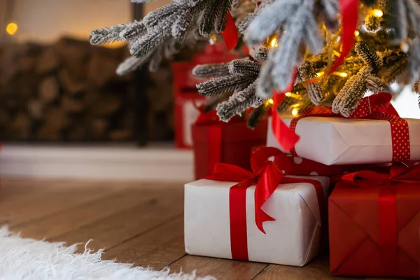 Beautiful Christmas Gift Boxes Floor Fir Tree Room — Stock Photo, Image