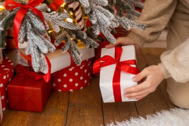 Kadın izle, Noel hediyesi. Genç erkek portresi. Kutlama hazırlıkları. Mutluluk evde. Profil görünümü. Tatil kavramı. Beyaz genç kadın. Noel ağacı süsleme.